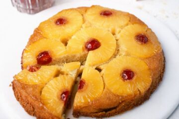 Esta receta de pastel de piña fácil cuenta con todas las bondades afrutadas, pegajosas y acarameladas que lo han convertido en un favorito durante